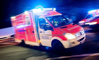 Die beiden 21-Jährigen wurden mit schweren Verletzungen ins Krankenhaus transportiert. - Symbolbild Picture Alliance