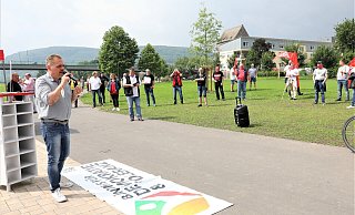 Bei der Kundgebung in Beverungen spricht auch Ricardo Blaszczyk vom Bündnis für Demokratie und Toleranz im Kreis Höxter. - Simone Flörke Bei der Kundgebung in Beverungen spricht auch Ricardo Blaszczyk vom Bündnis für Demokratie und Toleranz im Kreis Höxter. - Simone Flörke