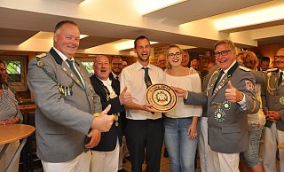 Strahlender Regent: Max Menne (Mitte) ist Brakels neuer Schützenkönig. Mit ihm freuen sich sein Vater Karl-Heinz Menne (v.l.), der scheidende König Marc Jensen, Freundin Carolin Reineke und Oberst Karl-Heinz Neu. - Helga Krooß