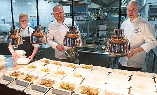 Seit Ende März kochten Marc Höhne (M.) vom Elsbach-Restaurant und sein Team für die Bedürftigen ehrenamtlich. Ab dieser Woche ist sein Restaurant wieder geöffnet. Jetzt kommendie Essen vom Caterer Andreas Warkentin. - Ralf Bittner