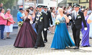 Rund um Steinheims Kump absolvieren die Schützen gemeinsam mit ihren Majestäten sowie zahlreichen Musikern den großen Festumzug samt Parade im strahlenden Sonnenschein. - Madita Schellenberg
