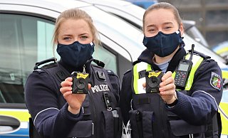 Die Polizeikommissarinnen Pia Jungmann und Theresa Krause mit der Bodycam an der Ausrüstung. - Polizei/Niggemann