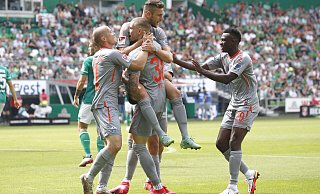 SCP-Stürmer Felix Platte (2. v. r.) lässt sich nach seinem 1:0-Führungstreffer von (v. l.) Sven Michel, Dennis Srbeny und Jamilu Collins feiern. Für den gebürtigen Lipper war es das erste Profi-Tor für Paderborn. - imago images/Joachim Sielski
