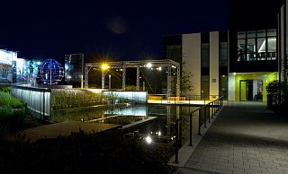 Einladend auch bei Nacht: Die Außenanlagen des Löhner Küchenherstellers Nolte. - f