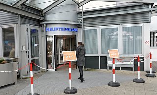 Am Eingang des Klinikums Herford werden auch weiterhin strenge Regeln gelten. - Peter Steinert