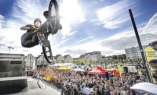 Schwindelerregende Höhe: Organisator Benjamin Kopp ist professioneller BMX-Fahrer und wird auch in diesem Jahr selbst beim "City Jam" Sprünge auf der Halfpipe präsentieren. - Sarah Jonek