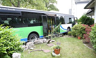 Erheblicher Sachschaden: Der Omnibus hat die Mauer der Familie Schwarz zerstört und steht in einer Buchenhecke. - Elke Niedringhaus-Haasper