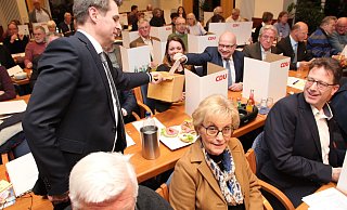 Oliver Galling, Beisitzer im Vorstand der Herforder CDU, bei der Stimmabgabe bei der Wahl der Bürgermeisterkandidatin. Wie er abgestimmt hat ist kein Geheimnis. - Jobst Lüdeking