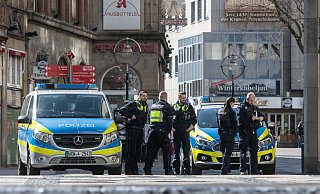 Wie auf diesem Foto aus Dortmund ist auch in Bielefeld die Polizei unterwegs, um "verbotene Personenansammlungen" aufzulösen. - Symbolfoto: picture alliance / dpa