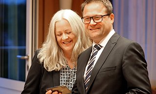 Geschafft: Bad Oeynhausens neuer Bürgermeister Lars Bökenkröger und seine Lebensgefährtin Manuela Mundt haben gute Nachrichten auf dem Handy empfangen.
