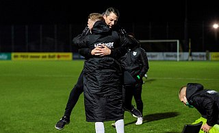 Nils Drube hebt ab und springt Angelo Langer an. Auch beim Rödinghauser Cheftrainer ging am Mittwoch das Emotionsventil auf. - Noah Wedel