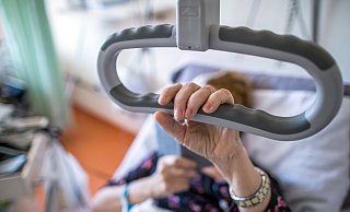 Schwer kranke Patienten entscheiden sich manchmal auch gegen eine intensivmedizinische Behandlung. Sie werden dann auf normalen Stationen palliativmedizinisch begleitet. - picture alliance