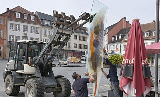 Mit Maßarbeit wurden die Stelen in den Sockel gesetzt. - Erbischoefliche Generalvikariat PB