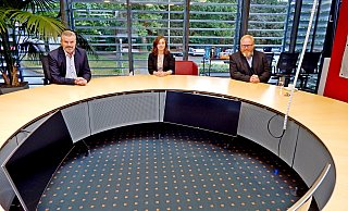 Runder Tisch statt Podium. Die Kandidaten um das Bürgermeisteramt in Oerlinghausen, Amtsinhaber Dirk Becker (SPD, v. l.), Julia Eisentraut von den Grünen und Lars Cohrs, Kandidat der CDU. - Gunter Held