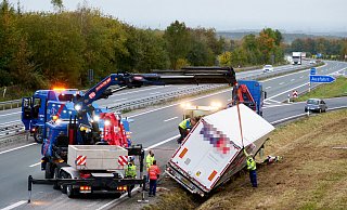Per Kran wird der Auflieger des verunglückten Sattelzuges an der Autobahn 33 in Höhe der Anschlussstelle Borchen-Etteln geborgen. - Ralph Meyer