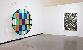 In der Ausstellung "Glas und Beton" sind die Arbeiten von Daniel Buren "Tondo N°XH 7" (l.) und Jan Muche "Kleiner Tunnel" in unmittelbarer Nähe zueinander sehen. - Hans Schröder