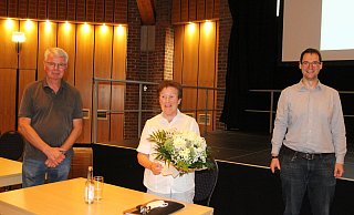 Präsident Rolf-Bernd Eggersmann (l.) und Vorsitzender Thorsten Blauert gratulierten der Ehrenpräsidentin Anneliese Meyer im Namen des Stadtmarketingvereins zum runden Geburtstag. - Klaus Frensing