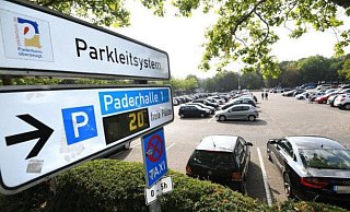 Wird wohl im Zuge der Öffnungen wieder häufiger genutzt: Der Parkplatz an der Paderhalle. - Archivbild: Hans-Hermann Igges