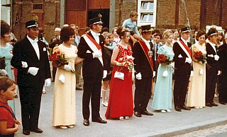 Der junge Schützenthron beim Schützenfest in Herste im Sommer 1970. Von links: Elisabeth und Josef Schlick, Helene und Franz-Willi Rehrmann, das Königspaar Beatrix Überdiek und Andreas Rokus, Waltraud und Heinz Stork sowie Marianne und Willi Kornhoff. - St.-Urbanus-Schützenbruderschaft Herste