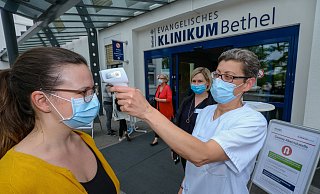 Um Gilead betreten zu dürfen, bedarf es umfangreicher Maßnahmen. Svetlana Stojahovio misst hier Fieber bei Besucherin Nicole Fronia. - Andreas Zobe