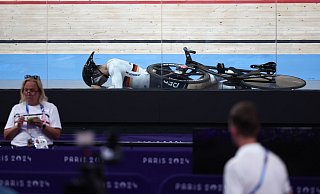 Luca Spiegel stürzt im Keirin-Halbfinale. - Jan Woitas/dpa