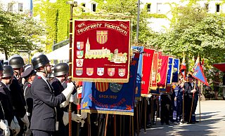 Die Standarten der Feuerwehren bei den Festansprachen und Grußworten vor dem Brunnentheater. - Ralph Meyer