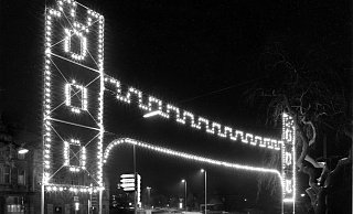 Es ist noch gar nicht so lange her, dass im Bereich historischer Zugänge in die Stadt in der Vorweihnachtszeit Stadttore aus Lichtern aufgestellt wurden. - Karl Arnold (Sammlung Polster)