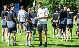 Trainer Oliver Döking startete am Montagabend mit der neuen U21-Mannschaft des DSC Arminia in die Vorbereitung auf die am 10. August beginnende Oberligasaison. - Jörg Dieckmann