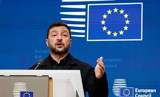 Der ukrainische Staatschef Wolodymyr Selenskyj hat bei einer Pressekonferenz in Brüssel China eine Unterstützung von Russland vorgeworfen. - Geert Vanden Wijngaert/AP/dpa