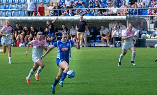 Arminias Thandie Reinkensmeier (am Ball) hatte in der Schüco-Arena gegen Leverkusen einige gute Aktionen über den rechten Flügel. - az