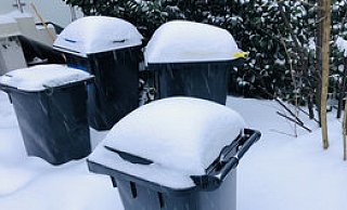 Die Mülltonnen sind eingeschneit. - Stadtverwaltung