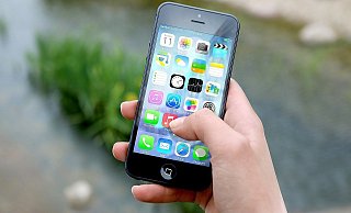 Das Mobiltelefon lenkte die Frau offenbar ab. (Symbolfoto) - Pixabay