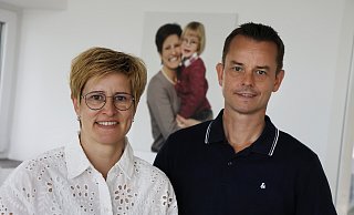 Die Baufirma von Michael Hauphoff im Kreis Gütersloh setzt auf eine „pflegesensible Unternehmenskultur“. Nicole Hauphoff ist als Pflege-Lotsin erste Ansprechpartnerin, wenn Mitarbeiter Rat brauchen. - Roland Thöring