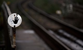 Wegen Bauarbeiten halten in Bochum seit Anfang September keine Regionalbahnen oder Fernzüge mehr - doch ein Ende der Sperrung ist absehbar (Foto Illustration). - Federico Gambarini/dpa