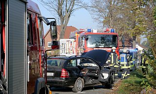 Einsatzkräfte der Feuerwehr Salzkotten mussten mit hydraulischen Werkzeugen die Beifahrerseite des Mercedes öffnen, um die 87-jährige Beifahrerin rückenschonend retten zu können. - Ralph Meyer