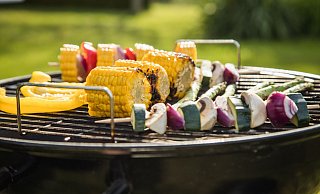 Eine gute Entscheidung für die Gesundheit: viel Gemüse auf den Grill - und im Anschluss auf den Teller - packen. - Christin Klose/dpa-tmn
