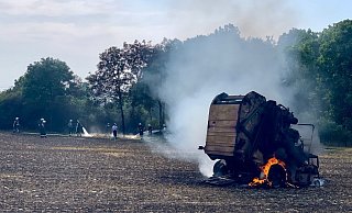 An der Rundballenpresse war das Feuer bei Büren ausgebrochen. - Ralph Meyer
