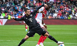 Chrislain Matsima (r) wechselt zum FC Augsburg. - Sven Hoppe/dpa