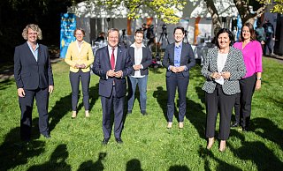 NRW-Ministerpräsident Armin Laschet (CDU) inmitten von Unions-Frauen. - picture alliance/dpa
