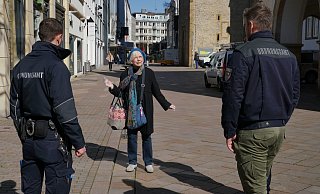 Silke Klotz, Medizinerin in Ruhestand, möchte auf dem Alten Markt wissen, ob denn eine größere Geburtstagsfeier zu Hause noch möglich ist. Die Party, erfährt sie von Mitarbeitern des Ordnungsamtes, muss leider ausfallen. Sie zeigt Verständnis. - Peter Unger