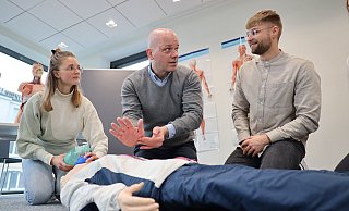 Der Studiengang Medizin bereitet auf komplexe Anforderungen ärztlichen Arbeitens in allen Fachrichtungen vor. - Universität Bielefeld/O. Krato
