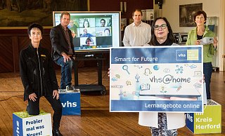 Helga Lütkefend (v. l.), Mark Stocksmeyer, Frank Schragner, Monika Schwidde und UIlrike Koebke stellen in der VHS-Aula mit viel Abstand die Online-Aktivitäten der kommenden Monate vor. - Ralf Bittner