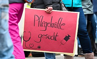 Einer Untersuchung zufolge fehlen in fast jedem Krankenhaus (94 Prozent) Pflegerinnen und Pfleger auf Allgemeinstationen. - Uwe Zucchi/dpa