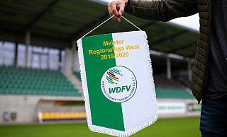 Der Wimpel zur Meisterschaft der Regionalliga West 2019/2020. - Noah Wedel