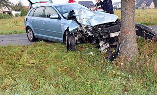 Der Audi der jungen Frau aus Espelkamp prallte frontal gegen den Baum. - Polizei Minden-Lübbecke