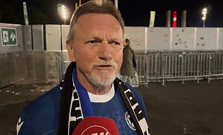 Nach dem Spiel sprechen die Arminia-Fans über das erste Pokalfinale ihres Vereins. - Jan-Philipp Adams