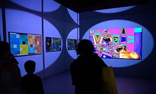 Unterhaltungselektronik wird in der Tendenz billiger. (Symbolbild) - Bernd von Jutrczenka/dpa