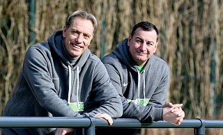 Zwei Männer, ein Ziel: Trainer René Müller (l.) und Co-Trainer Dejan Simonovic wollen das Potenzial des Fußball-Landesligisten TuS Lohe heben und die Mannschaft weiterentwickeln. - Jürgen Krüger