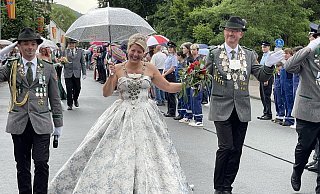 Das bisschen Regen: König Mario Bönning und Königin Melanie Garbe lassen sich die gute Laune nicht nehmen. - Manfred Bues