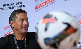 Er arbeitet nun neun Monate als Berater der japanischen Fußball-Liga. - Hendrik Schmidt/dpa